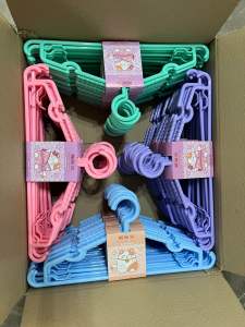 ยกลัง ไม้แขวนเสื้อแบบพลาสติก สีสันสดใส คละสี