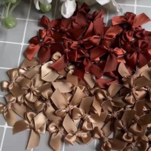 โบว์จิ๋ว โทนน้ำตาลโบว์ผ้าซาตินหน้ากว้าง 12-13 มม. แพ็คละ 50/100 ชิ้น โบว์ติดของชำร่วย