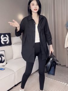 เสื้อเชิ้ตสีขาวทรงหลวมยาวปานกลางสำหรับผู้หญิง ทรงหลวมสบาย ๆ แขนยาว คอโปโล ทรงเข้ารูป ทรงเข้ารูป สไตล์เกาหลี