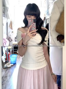 เสื้อยืดแขนสั้นไหล่เดียวสไตล์ฝรั่งเศสสำหรับผู้หญิงในช่วงฤดูร้อน ดีไซน์เก๋ไก๋ หวาน สไตล์เกาหลี ทรงเข้ารูป แขนสั้น คอวี แขนสั้น