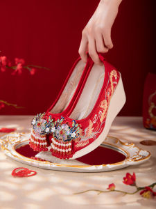 รองเท้าแต่งงานแบบสวมส้นหนาสำหรับผู้หญิง รองเท้าแต่งงานสไตล์จีนแบบดั้งเดิม ส้นสูง 8 ซม. หัวแหลม ด้านข้างเปิด วัสดุผ้า