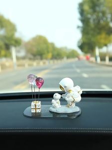 Phi Hành Gia Thám Hiểm Mặt Trăng Decor Taplo Ô Tô Trang Trí Nội Thất Xe Hơi Kèm Đế Và Miếng Dán