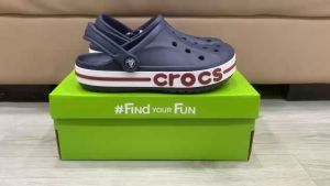 Dép sục crocs chuẩn xịn chống hôi chân nhựa tế bào êm mềm dẻo bền đi mưa lội nước đi biển. Dép sục crocs baya viền chữ crocs màu navy cho cả nam và nữ