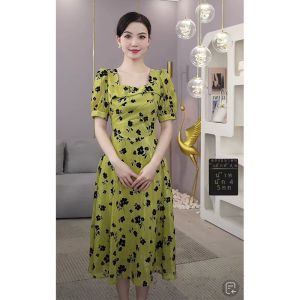 ชุดเดรสยาวคอเหลี่ยมลายดอกไม้สีเขียวมะพร้าวสไตล์ฝรั่งเศสสำหรับฤดูร้อนปี 2024 สำหรับผู้หญิง เดรสยาวเอวสูง แขนสั้น ทรงเอ