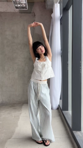 Áo 2 dây bản to cổ vuông thích hợp mùa hè đi biển Helga Miều Est.2013