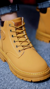 รองเท้าบูทมาร์ตินชาย สีเหลืองและสีดำ ดีไซน์ผูกเชือกคลาสสิก สไตล์ชุดทำงาน ทันสมัยและใช้งานได้หลากหลาย รองเท้าคอมแบท