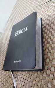 ANG BIBLIA TAGALOG COMPACT SOFT LEATHERETTE COVER LUMA AT BAGONG TIPAN OF 1982