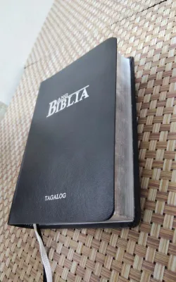 ANG BIBLIA TAGALOG COMPACT SOFT LEATHERETTE COVER LUMA AT BAGONG TIPAN OF 1982