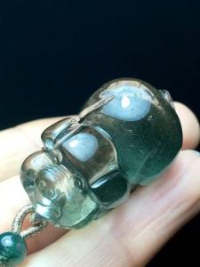 Natural green Ghost pig pendant dark green color crystal pure transparent! The carvings are exquisite! Wear can attract fortune to ward off evil prosperous career! Delivery of beautiful pendant rope size: 32.3 20! 17.6mm is more beautiful
