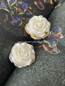 ปุ่มโลหะดอกกุหลาบสไตล์นักเรียนแฟชั่นขนาดเล็กสำหรับตกแต่งเสื้อโค้ทผ้าขนสัตว์และเสื้อเชิ้ตลายทาง ปุ่มตกแต่งสำหรับผู้หญิง