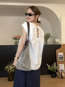 เสื้อเชิ้ตคอตั้งแขนสั้นสีขาวสไตล์เกาหลีสำหรับผู้หญิง ฤดูร้อนปี 2024 เสื้อเชิ้ตคอวีแบบเปิดหลังแบบใหม่ที่หรูหราและมีเอกลักษณ์เฉพาะตัว