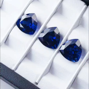 ไขมันสามเหลี่ยมรูปร่างห้องปฏิบัติการปลูกซาฟายร์ AGL ใบรับรอง Royal Blue Cornflower สีฟ้าตัดธรรมชาติสังเคราะห์โครันดัมหินอัญมณีหลวมพร้อมที่มองเห็นได