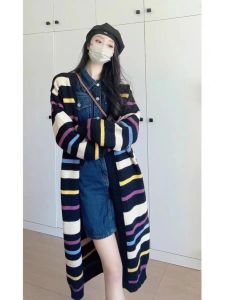 เสื้อสเวตเตอร์ถักยาวคอวีลายทางสไตล์ย้อนยุคสำหรับผู้หญิง ฤดูใบไม้ร่วง 2025 ดีไซน์หลวม สไตล์เกาหลี เสื้อคาร์ดิแกนถักเปิด