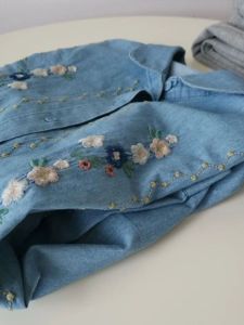 เสื้อเชิ้ตยีนส์หลวมปักดอกไม้สำหรับผู้หญิง เสื้อเชิ้ตคอโปโลแขนยาวทรงหลวมสไตล์สตรีท ฤดูใบไม้ร่วง 2024