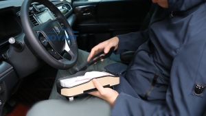 Tempat Holder Multifungsi Tissue + Kartu Sunvisor Mobil | Premium