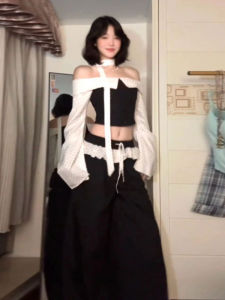 Korean Style Unique Beautiful One Shoulder Top Wide Leg Pants Two Piece Set Complete OOTD Autumn 2025 Fashion Womens Ensemble