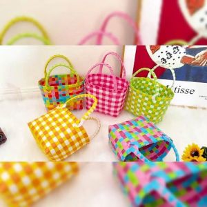 LiShops งานดี กระเป๋าสานแฟชั่น ทรงสวย ใบเล็ก เป็นงานสานสลับสี ใช้งานง่าย พกพาสะดวกสบาย ลดการใช้พลาสติก ราคาโคตรดี ต้องมีน้าา