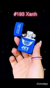 HỘP QUẸT BẬT LỬA ZIP-PO TRƠN BÓNG KHẮC HÌNH LOGO DẬP NỔI ( CÓ MỘC ĐÁY) MÃU TITAN