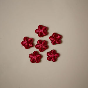 ติดผ้าปะติดรูเสื้อผ้า กางเกง หมอนบุขนแกะ ตกแต่งด้วยการปักลายดอกไม้ขนาดเล็ก ติดผ้าปะติดแบบ�อกตัวเอง วัสดุอื่นๆ