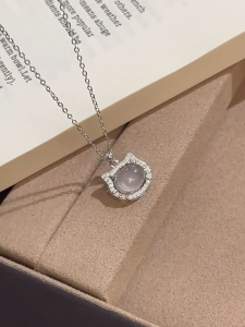 สร้อยคอรูปลูกแมวสีขาวคาลเซโดนีสำหรับผู้หญิง เงินสเตอร์ลิง 925 น่ารักและอ่อนหวาน เป็นของขวัญระดับไฮเอนด์