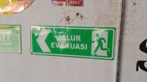 papan tanda akrilik / rambu rambu akrilik ukuran 5 x 20cm