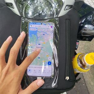 Túi treo đầu xe máy mẫu mới ZDK phù hợp với mọi loại xe máy có tích hợp lỗ sạc tiện lợi có ngăn đựng nước cho shipper đi phượt.