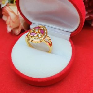 เสริมโชค หรือสุขภาพ ด้วย แหวนทองฝังพลอยล้อมเพชร  ทำจากทองเหลือง เรียบหรู ใส่ได้ทุกโอกาส เสริมบารมี ใส่อาบน้ำได้