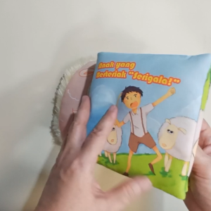 Buku Kain/Buku Bantal Mengenal Binatang: Dongeng Anak Penggembala + Bantal Domba