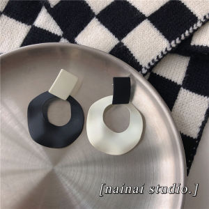 Black and White Contrast Earrings Chic Minimalist Style Unmatched Earrings for Women Versatile Round Vintage Ear Decorations Trendy Ear Clips