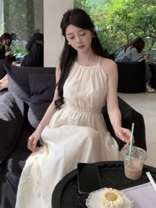 ชุดเดรสยาวสายเดี่ยวคอวีแขนกุดสไตล์ฝรั่งเศสหรูหราสำหรับผู้หญิงในช่วงฤดูร้อนปี 2024 ทรงเอ ชุดไปเที่ยวชายหาด