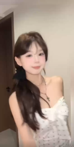 Rosie พร้อมส่ง🐰🎀เสื้อเกาะอก ดีเทลลายจุดเท้าหมา มีฟองน้ำ จับจีบหน้าอก แต่งสายผูกโบว์หน้าอก ทรงรัดรูป เซ็กซี่แฟชั่นผู้หญิง