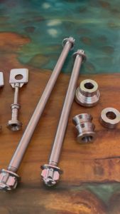 แกนล้อหัวเฟือง หน้า-หลัง (แกนเลสแท้)+บูชล้อหน้าหลัง อามเดิม W125R W125S W125iไฟเลี้ยวบังลม W110i W100