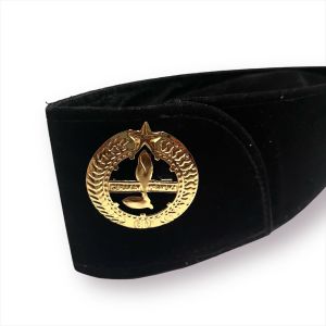 peci pramuka hitam dan emblem topi