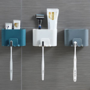 แปรงสีฟันของผ้าที่น้ำที่วางที่ใส่ยาสีฟันในห้องน้ำ ผลสมบูรณ์แบบไม่ชกติดผนังที่ใส่น้ำยาบ้วนปาก