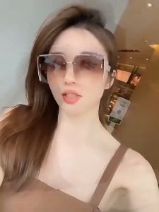 GU Kacamata Pantai Bingkai Persegi Untuk Wanita Hitam Anti UV Tanpa Bingkai Bentuk Persegi Frame Logam