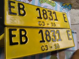 flat mobil berlogo timbul sepasang 1set warna kuning flat mobil murah