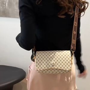 กระเป๋าใต้วงแขนผู้หญิงวินเทจ ปุ่มโลหะทรงเหลี่ยม วัสดุหนัง PU สายสะพายไหล่ปรับได้ Fashion พร้อมส่ง