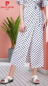 Pierre Cardin รองเท้าผู้หญิง รองเท้าแตะแบบมีหูและแบบสวม รองเท้าแตะแบบสวม นุ่มสบาย ผลิตจากหนังแท้ สีดํา ไซส์ 36 37 38 39 40 41 42 รุ่น 26SS409