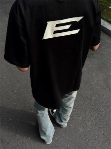 เสื้อยืดแขนสั้นผู้ชายสไตล์อเมริกัน High Street Letter E Summer T-Shirt ทรงเข้ารูป ทรงเข้ารูป CleanFit เสื้อยืดแขนยาวสามส่วนสำหรับคู่รัก