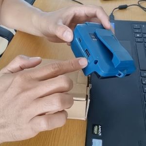 Đế chuyển pin máy công cụ kiểu makita thành sạc dự phòng cổng type C hỗ trợ sạc nhanh 18W cổng DC12V đèn led 3 cấp độ sáng