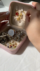 Hộp Trang Sức Nhỏ Gọn Du Lịch – Chất Liệu Da PU Cao Cấp Lót Nhung Mềm Nhiều Ngăn Đựng Tiện Dụng