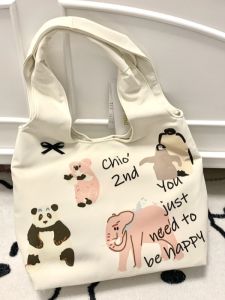 กระเป๋าผ้าใบสไตล์เกาหลี กระเป๋าสะพายไหล่ขนาดใหญ่แบบลำลองสำหรับผู้หญิง กระเป๋าเดินทางแบบมีความรู้สึกหลวมๆ กระเป๋าสะพายข้างแบบลำลองสำหรับเด็กและเยาวชน