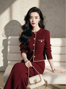 ชุดเสื้อสเวตเตอร์สีแดง กางเกงขายาว ชุดวันคริสต์มาสปี 2025 สำหรับผู้หญิง ชุดแฟชั่นฤดูหนาว ชุดสองชิ้น คอตตอน แขนยาว ปกกลม