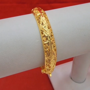 กำไลทอง กำไลคลิปล็อคฉลุลาย เส้นผ่านศูนย์กลาง 5.3 ซม. เสริมบารมี ใส่ออกงานได้ ชุบทองติดทน สวยเป๊ะไม่โป๊ะ