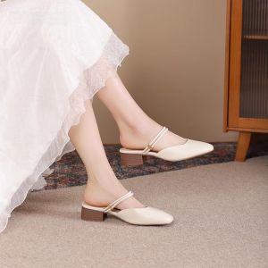 รองเท้าแตะส้นสูงแบบหัวเข็มขัด Daphne สำหรับผู้หญิงในช่วงฤดูร้อนปี 2025 รองเท้าส้นหนาแบบฝรั่งเศสสำหรับคุณแม่ รองเท้าแบบสวมสบายสำหรับทุกวัย