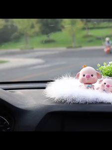 Trang trí taplo ô tô set gia đình heo đội mũ lắc lư heo vui vẻ dễ thương hàng đẹp