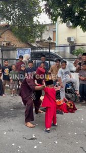 Paket Lengkap Baju Pangsi Betawi Dewasa Peci Sabuk Selendang Kaos Baju Silat Palang Pintu