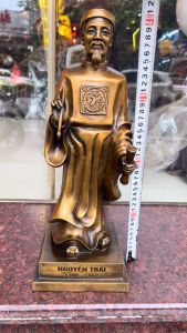 Tượng danh nhân Nguyễn Trãi bằng đồng cao 40cm đế rộng 15cm nặng gần 6kg
