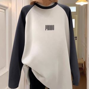 เสื้อยืดคอกลมแขนยาวทรงหลวมสำหรับผู้หญิงไซส์ใหญ่ ทรงยาวปานกลาง ทรงหลวม สไตล์ฤดูใบไม้ร่วง เสื้อชั้นในสีบล็อก ผ้าโพลีเอสเตอร์ 100%