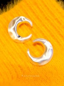 Retro Cool Frosted Silver Moon Earrings Fashionable Oversized Moon Stud Earrings for Women Starry Sky Theme Alloy Jewelry